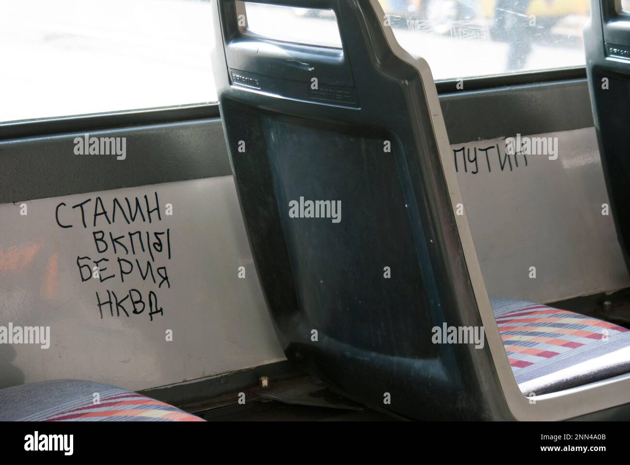 Graffiti in einem Stadtbus, "Stalin, Putin, Allrussische Kommunistische Partei /Bolschewiken/", Sofia, Bulgarien Stockfoto