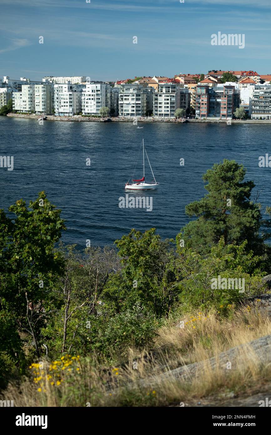 Segelboot auf der Ostsee, an einem Sommertag von der Küste abgeschossen Stockfoto