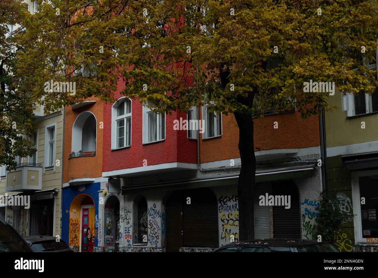 Farbenfrohe Wohnungen in Berlin Neukölln, an einem Wintertag Stockfoto