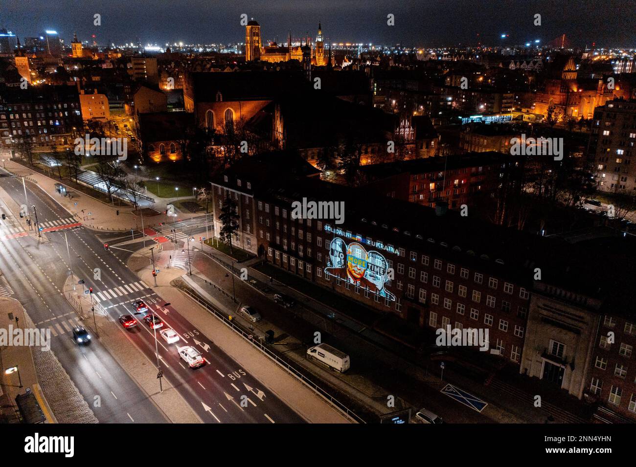 Danzig, Polen. 24. Februar 2023. (ANMERKUNG DER REDAKTION: Bild mit einer Drohne aufgenommen)Luftaufnahme der Grafik von Putin, Hitler und Stalin mit dem Slogan " No More Time" an der Wand des Marshal Office of Pommern Woiwodschaft in Danzig. Auf dem Solidaritätsplatz haben sich Menschen versammelt, um an einer "europäischen" Kundgebung zur Unterstützung der Ukraine teilzunehmen und die Hoffnung auf Frieden und ein Ende des Krieges zum Ausdruck zu bringen. Kredit: SOPA Images Limited/Alamy Live News Stockfoto