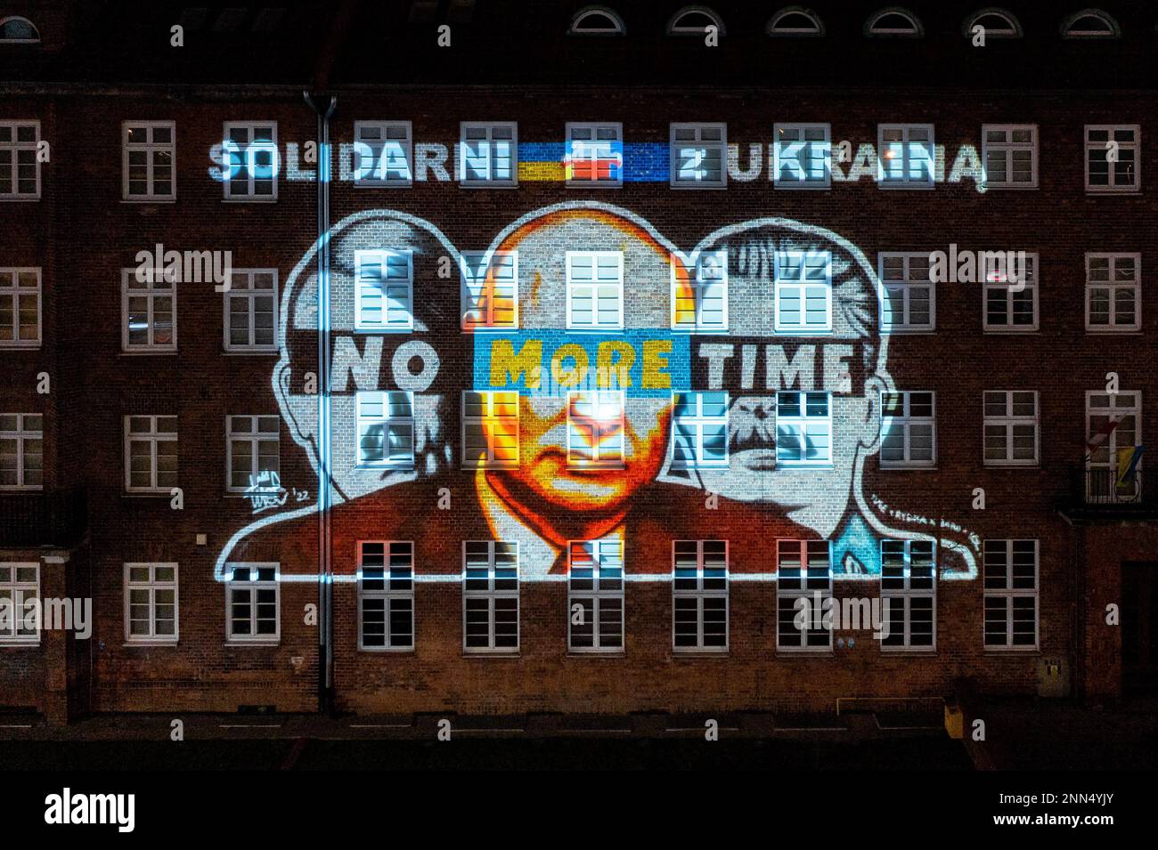 Danzig, Polen. 24. Februar 2023. (ANMERKUNG DER REDAKTION: Bild mit einer Drohne aufgenommen)Luftaufnahme der Grafik von Putin, Hitler und Stalin mit dem Slogan " No More Time" an der Wand des Marshal Office of Pommern Woiwodschaft in Danzig. Auf dem Solidaritätsplatz haben sich Menschen versammelt, um an einer "europäischen" Kundgebung zur Unterstützung der Ukraine teilzunehmen und die Hoffnung auf Frieden und ein Ende des Krieges zum Ausdruck zu bringen. Kredit: SOPA Images Limited/Alamy Live News Stockfoto