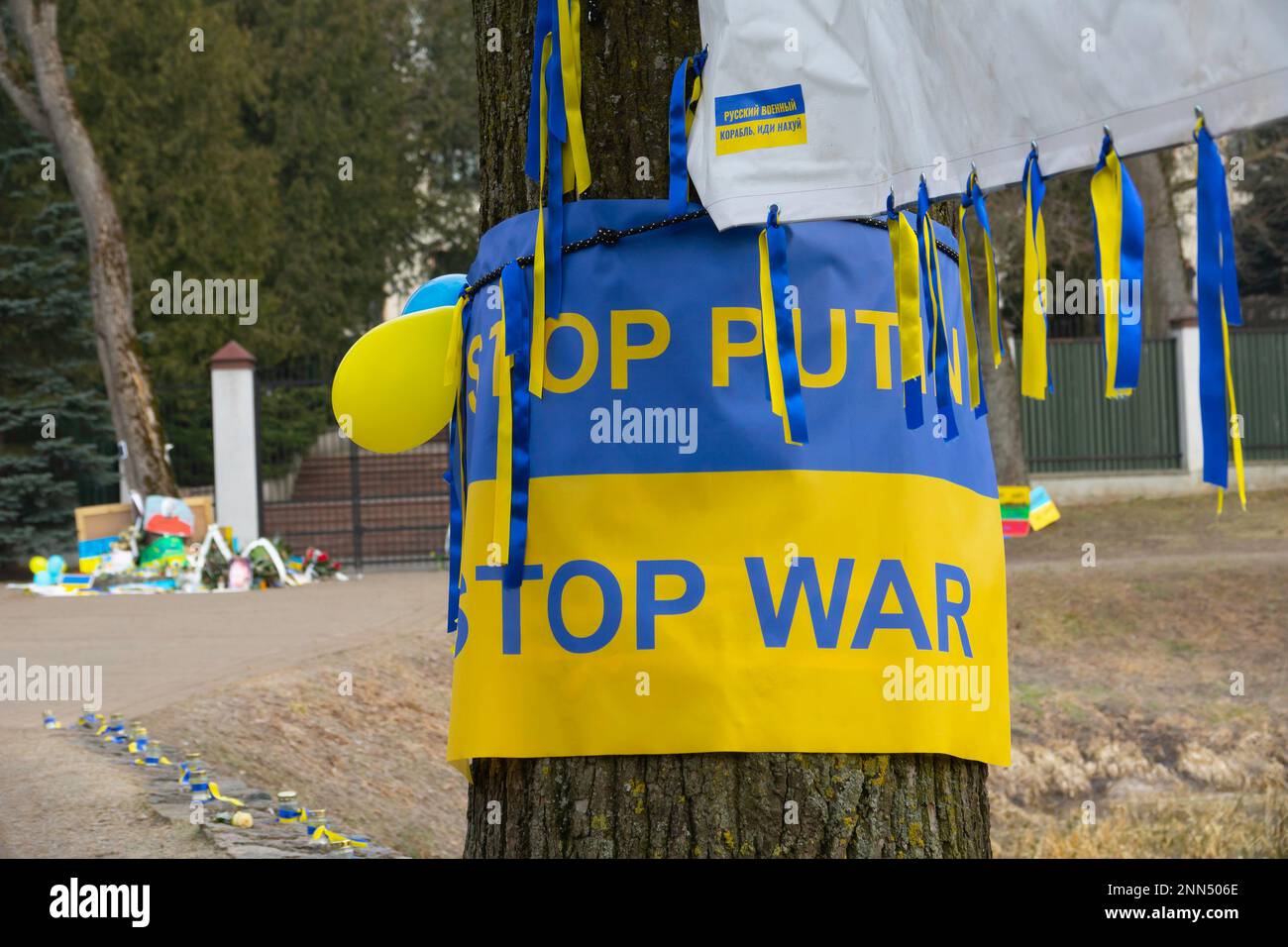 Vilnius, Litauen - ca. März 2022: Installationen in der Nähe der russischen Botschaft gegen den Krieg mit der Ukraine Stockfoto
