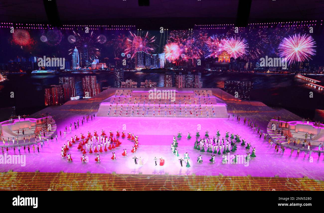 People perform on the stage of Hong Kong theme during the Great Conquest to celebrate the 100-year of the Chinese Communist Part at National Stadium, known as Birds' Nest in Beijing on June 29, 2021. The Communist Party of China, founded in Shanghai on July 1st has more than 90 million memebers. ( The Yomiuri Shimbun via AP Images ) Stockfoto