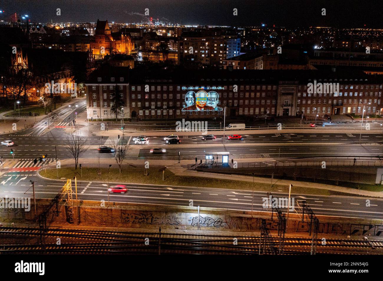 Danzig, Polen. 24. Februar 2023. (ANMERKUNG DER REDAKTION: Bild mit einer Drohne aufgenommen)Luftaufnahme der Grafik von Putin, Hitler und Stalin mit dem Slogan " No More Time" an der Wand des Marshal Office of Pommern Woiwodschaft in Danzig. Auf dem Solidaritätsplatz haben sich Menschen versammelt, um an einer "europäischen" Kundgebung zur Unterstützung der Ukraine teilzunehmen und die Hoffnung auf Frieden und ein Ende des Krieges zum Ausdruck zu bringen. (Foto: Mateusz Slodkowski/SOPA Images/Sipa USA) Guthaben: SIPA USA/Alamy Live News Stockfoto