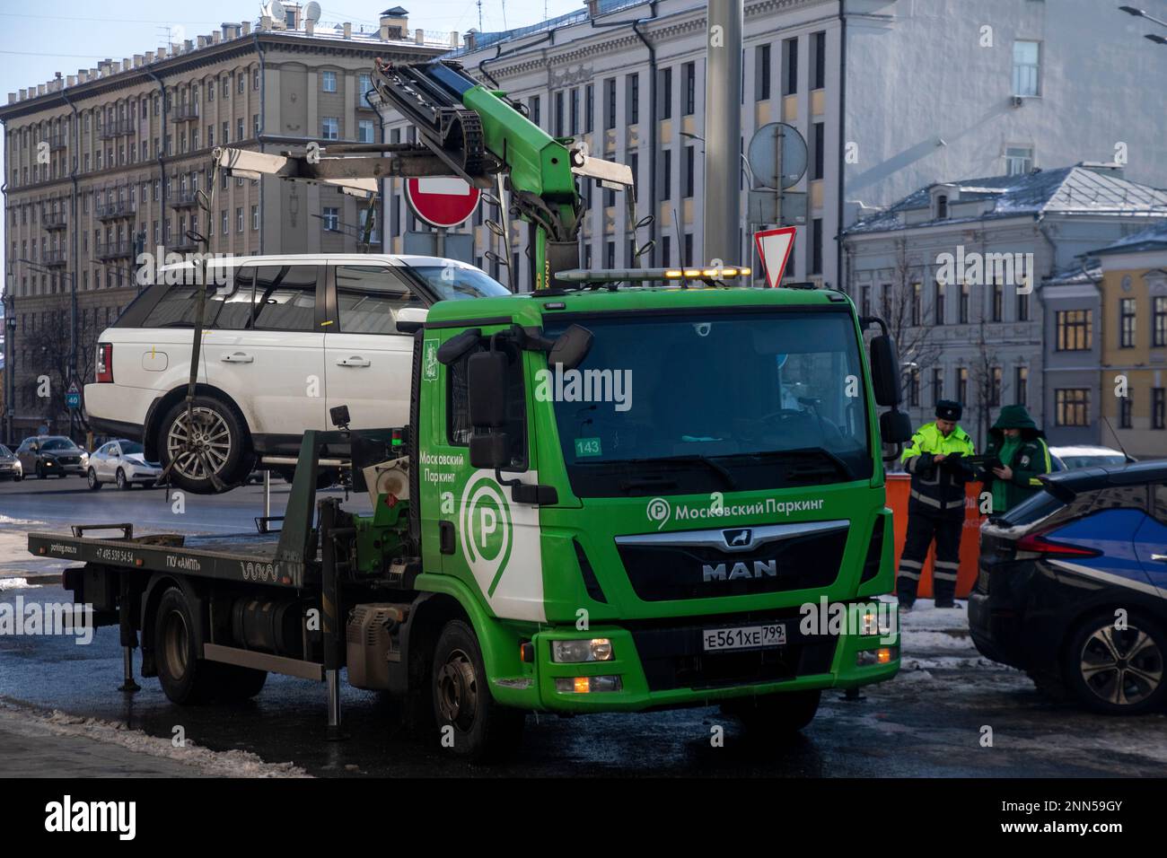 Moskau, Russland. 23. Februar 2023. Mitarbeiter der Parkfirma Moskau und Inspektor MADI evakuieren ein unsachgemäß geparktes Auto von der Straße des Gartenrings in Moskau, Russland Stockfoto