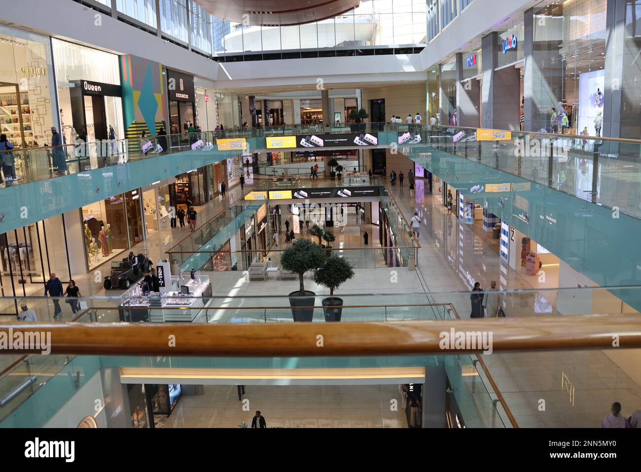 Dubai Mall, das größte Einkaufszentrum der Welt mit 1200 Geschäften, Teil des Komplexes Burj Khalifa, Dubai, VAE Stockfoto
