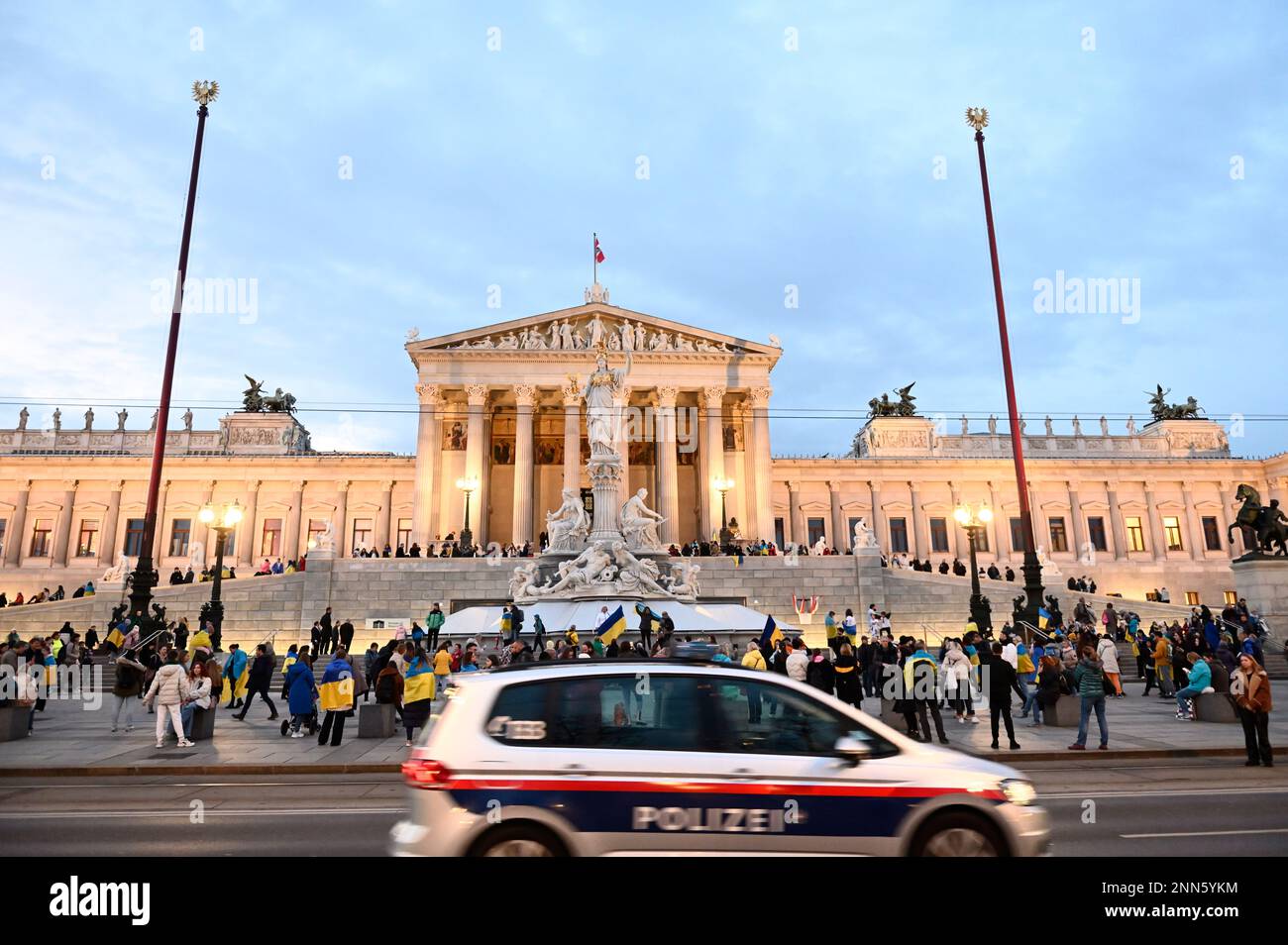 Wien, Österreich. 24. Februar 2023 Die Ukrainer protestieren gegen die mögliche Teilnahme russischer OSZE-Mitglieder am Akademischen Ball vor dem Parlament in Wien Stockfoto