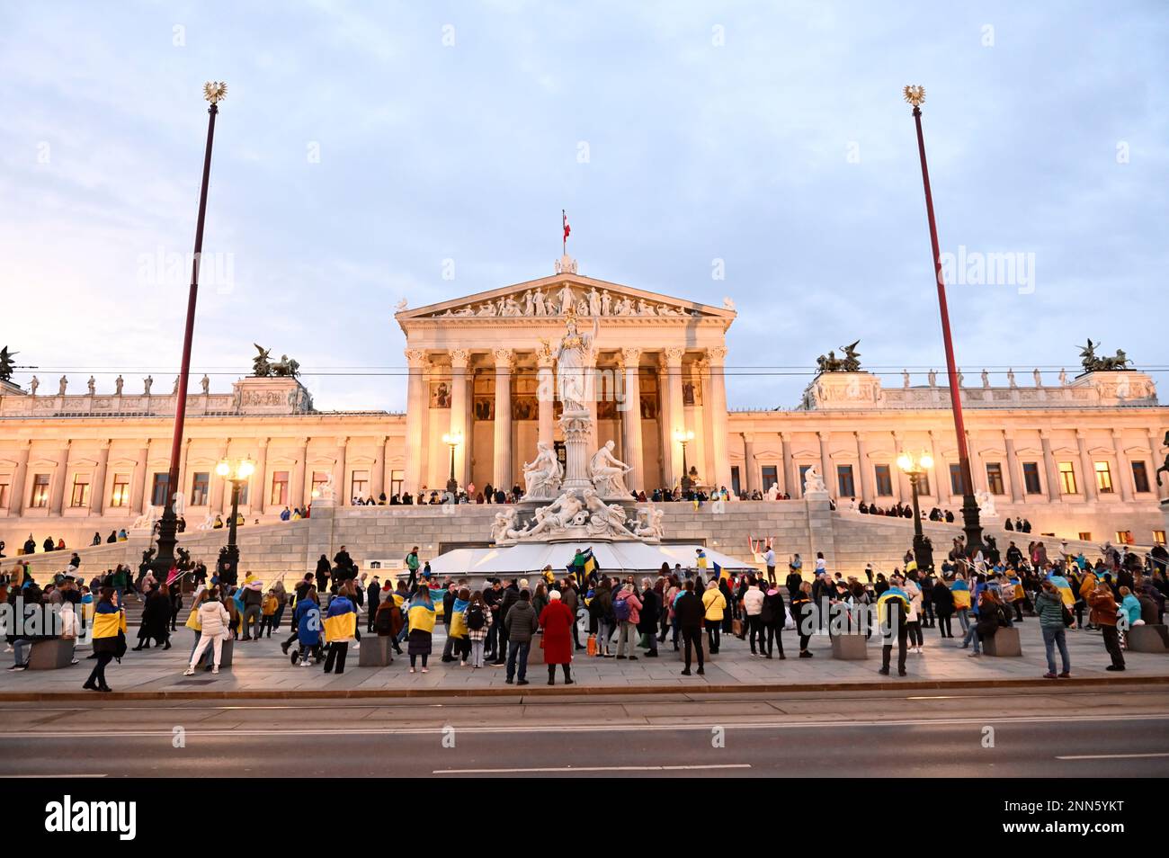 Wien, Österreich. 24. Februar 2023 Die Ukrainer protestieren gegen die mögliche Teilnahme russischer OSZE-Mitglieder am Akademischen Ball vor dem Parlament in Wien Stockfoto