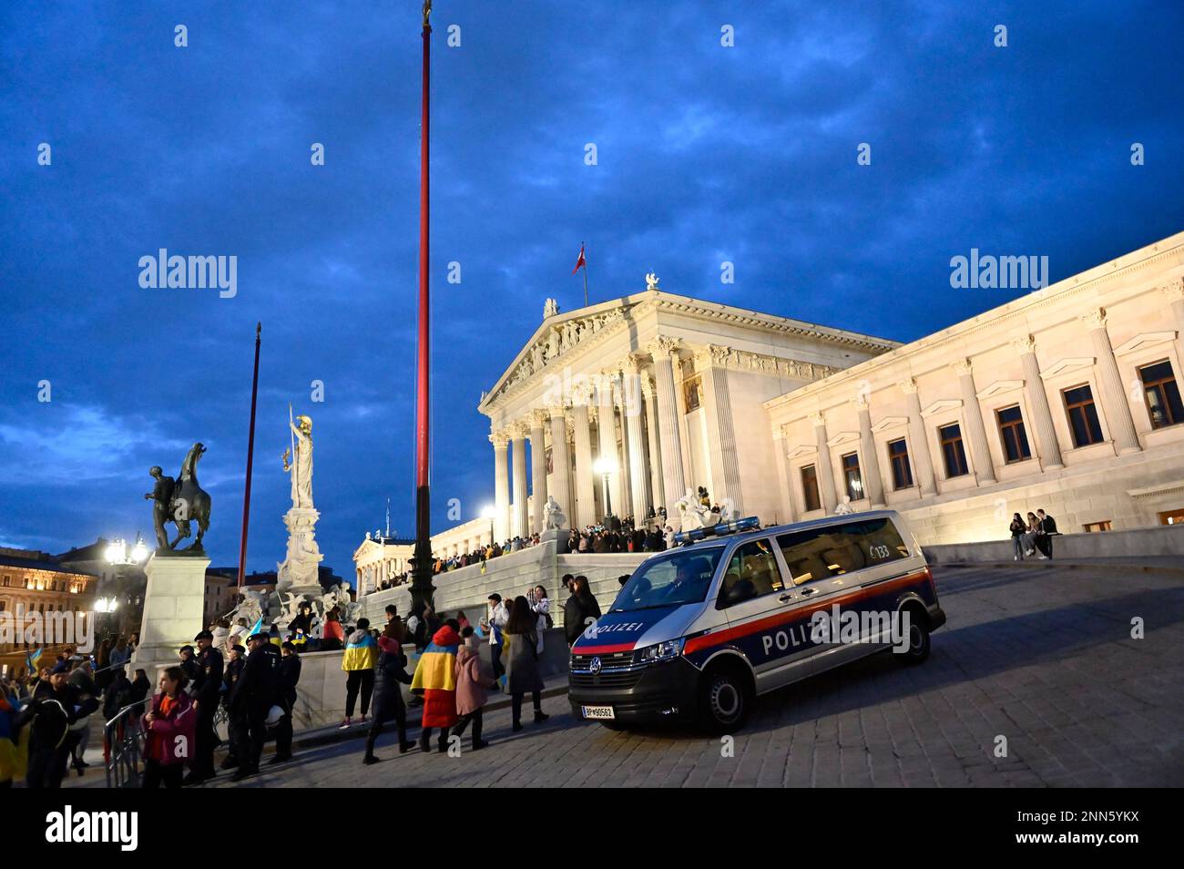 Wien, Österreich. 24. Februar 2023 Die Ukrainer protestieren gegen die mögliche Teilnahme russischer OSZE-Mitglieder am Akademischen Ball vor dem Parlament in Wien Stockfoto