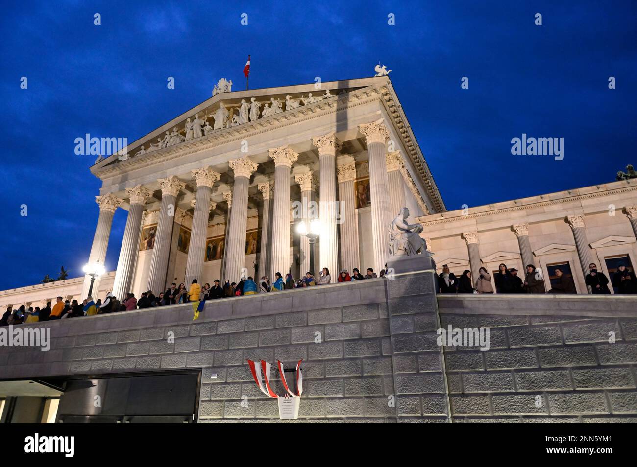 Wien, Österreich. 24. Februar 2023 Die Ukrainer protestieren gegen die mögliche Teilnahme russischer OSZE-Mitglieder am Akademischen Ball vor dem Parlament in Wien Stockfoto