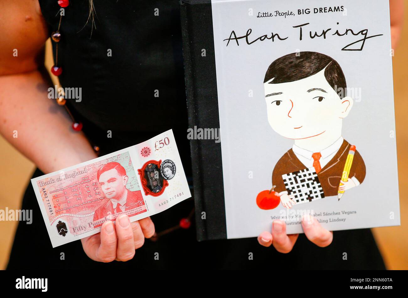 Sarah John, chief cashier of the Bank of England, holds a new 50 pound bank note and a book about World War II code breaker Alan Turing at Daunt Books in London, Wednesday, June 23, 2021. The new note features code breaker Alan Turing. (Hollie Adams/Pool via AP) Stockfoto