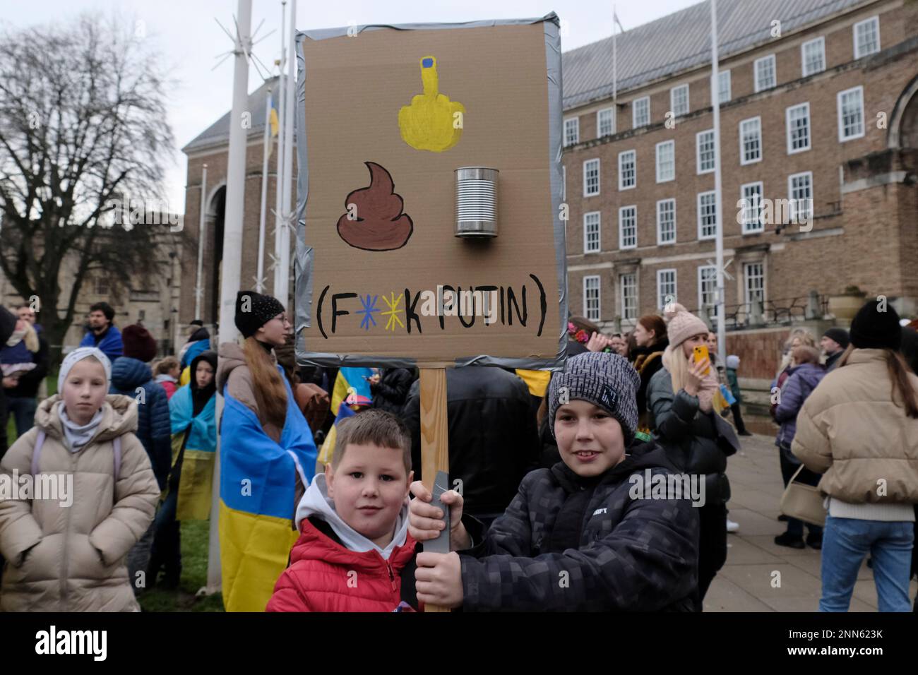 Bristol, Großbritannien. 25. Februar 2023. Anhänger der Ukraine versammeln sich in Bristol, um das Bewusstsein für die Not des ukrainischen Volkes nach der russischen Invasion zu schärfen. Sviatoslav und Arsen äußern ihre Meinung. Kredit: JMF News/Alamy Live News Stockfoto