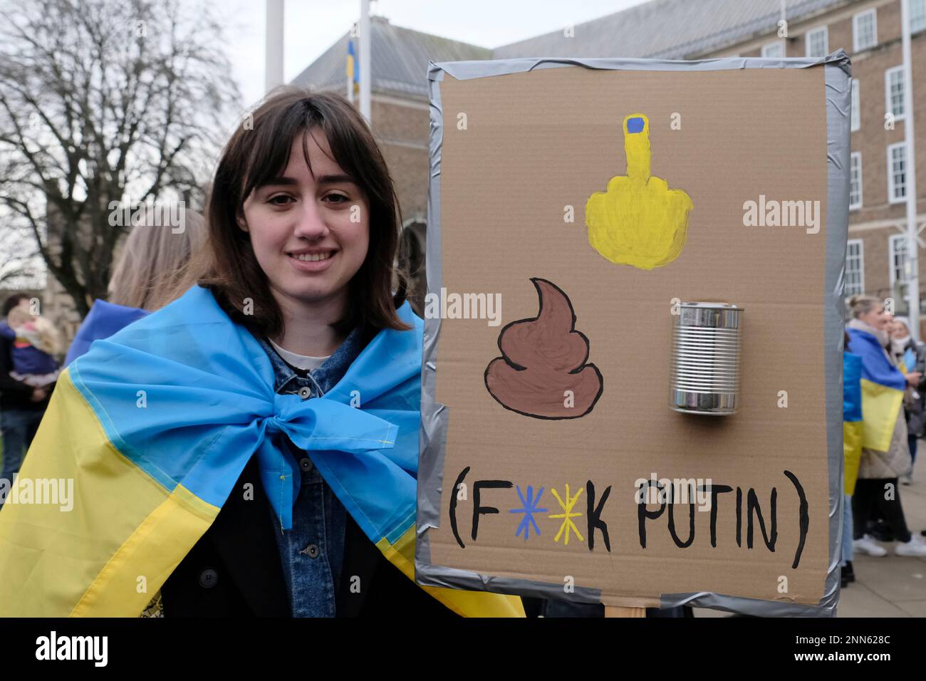 Bristol, Großbritannien. 25. Februar 2023. Anhänger der Ukraine versammeln sich in Bristol, um das Bewusstsein für die Not des ukrainischen Volkes nach der russischen Invasion zu schärfen. Tamara bringt ihre Meinung zum Ausdruck. Kredit: JMF News/Alamy Live News Stockfoto