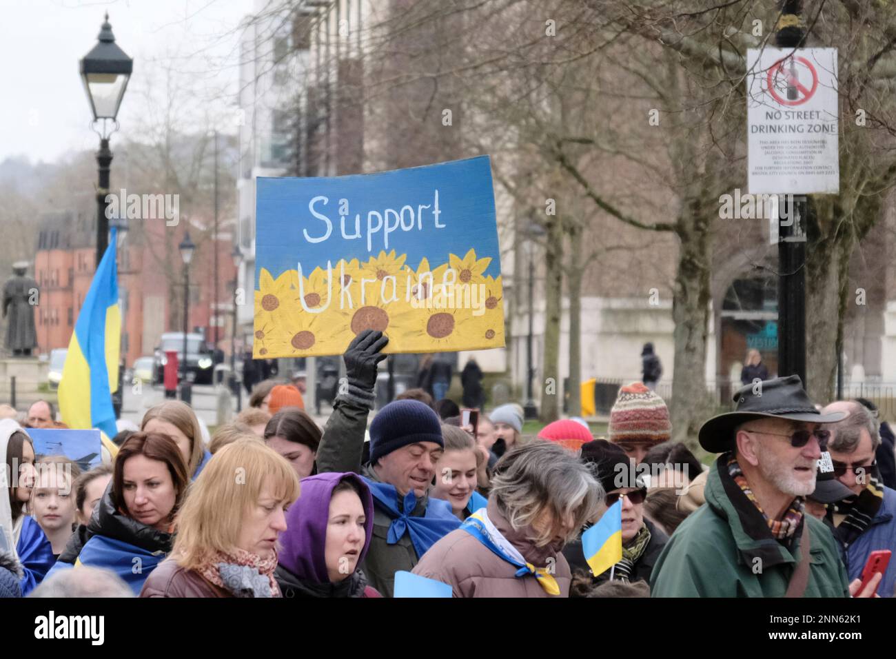 Bristol, Großbritannien. 25. Februar 2023. Anhänger der Ukraine versammeln sich in Bristol, um das Bewusstsein für die Not des ukrainischen Volkes nach der russischen Invasion zu schärfen. Kredit: JMF News/Alamy Live News Stockfoto