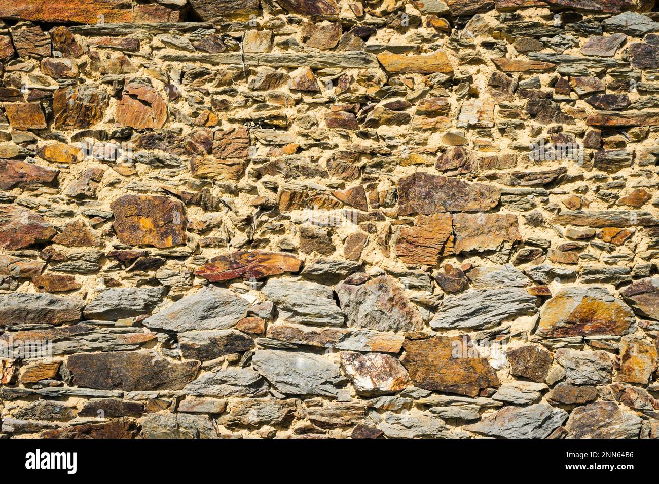 Blick auf die alte Mauer mit Steinen in warmen Farbtönen. Konzept für Hintergründe und Texturen. Stockfoto Blick auf die alte Mauer mit Steinen in warmen Farbtönen. Konzept für Hintergründe und Texturen. Stockfoto