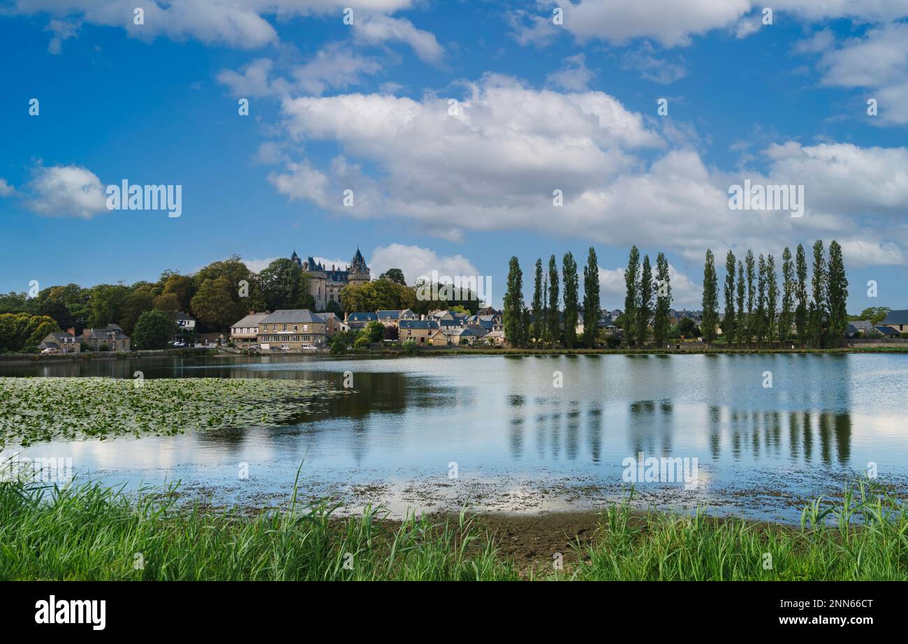 Blick auf den ruhigen See, zitiert von Francois-René de Chateaubriand in seinen Memoiren d'ultratumba. Im Hintergrund das französische Dorf Combourg mit blu Stockfoto