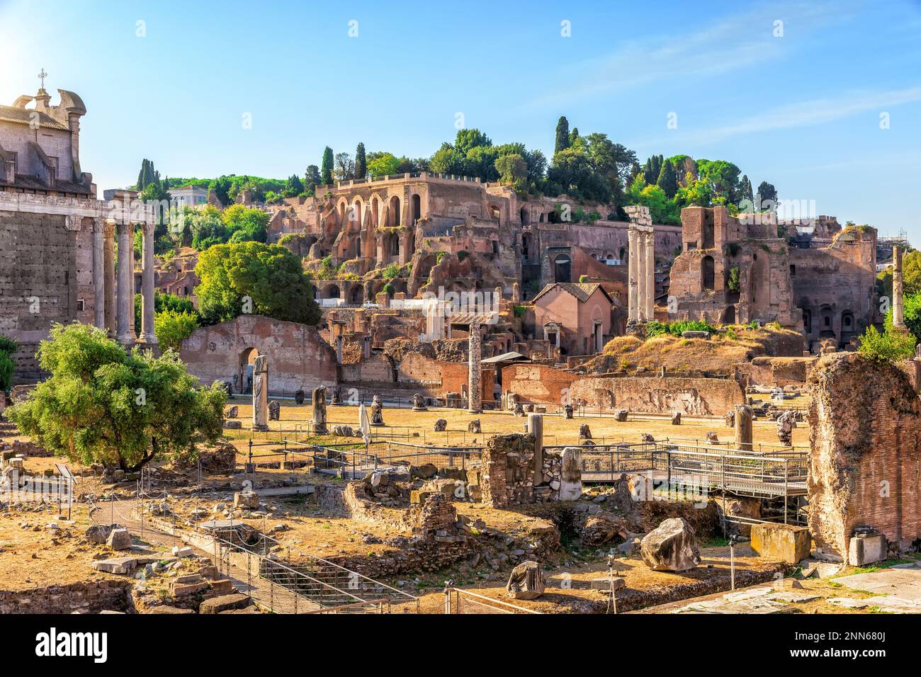Das Forum Romanum ruiniert den sonnigen Blick auf Rom, Italien Stockfoto