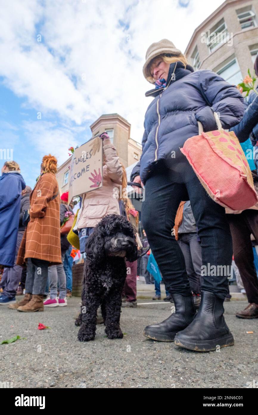 Antifaschisten von Cornwall Resists stehen vor dem Beresford Hotel in Newquay, Cornwall, wo Flüchtlinge untergebracht sind, während Demonstranten der rechtsextremen Gruppe Patriotic Alternative dagegen protestieren. Foto: Samstag, 25. Februar 2023. Stockfoto