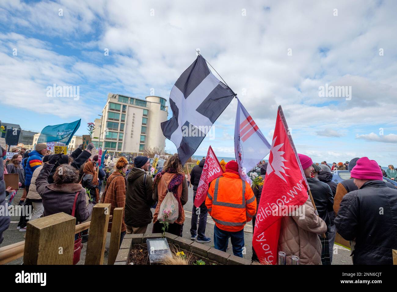 Antifaschisten von Cornwall Resists stehen vor dem Beresford Hotel in Newquay, Cornwall, wo Flüchtlinge untergebracht sind, während Demonstranten der rechtsextremen Gruppe Patriotic Alternative dagegen protestieren. Foto: Samstag, 25. Februar 2023. Stockfoto