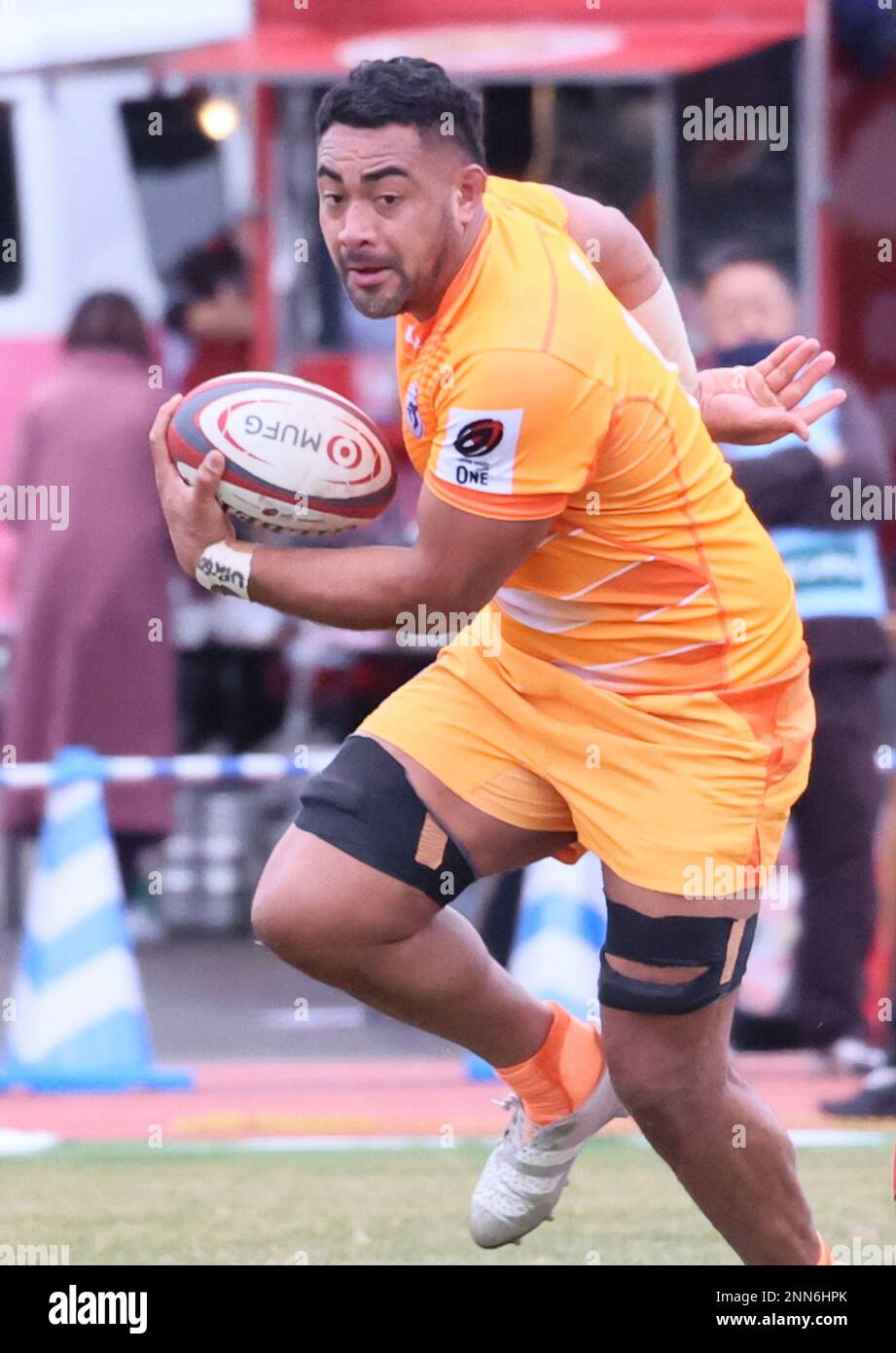 Tokio, Japan. 25. Februar 2023. Kubota Spears Funabashi Tokio-Bay Lock Uwe Helu trägt den Ball während des Japan Rugby League One Spiels gegen Toshiba Brave Lupus Tokio am Samstag, den 25. Februar 2023 in Tokio. Speere besiegten Brave Lupus 46-27. Kredit: Yoshio Tsunoda/AFLO/Alamy Live News Stockfoto