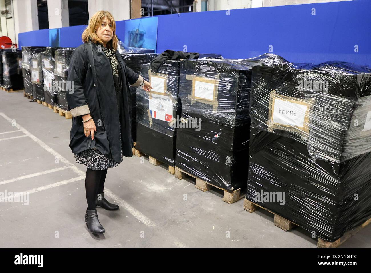 Marseille, Frankreich. 24. Februar 2023. Frau Michèle Rubirola, stellvertretende Bürgermeisterin von Marseille, im Abflugbereich für Spenden für die Erdbebenopfer. Die Stadt Marseille hat eine Logistikplattform eingerichtet, um Spenden für die Opfer des Erdbebens in der Türkei und Syrien zu sammeln. Die Leute sortieren und verpacken die gesammelten Spenden, bevor sie in die Türkei geschickt werden. Eine erste Lieferung von 30 m3 Stück wird Anfang März starten. Kredit: SOPA Images Limited/Alamy Live News Stockfoto