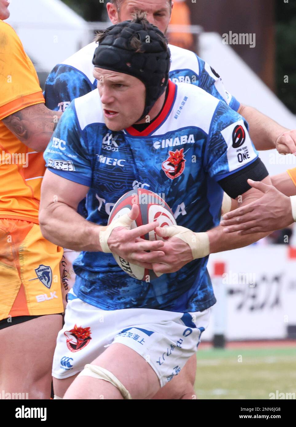 Tokio, Japan. 25. Februar 2023. Toshiba Brave Lupus Tokio Flanker Matt Todd trägt den Ball während des Spiels der Japan Rugby League One gegen KLubota Spears Funabashi Tokyo-Bay am Samstag, den 25. Februar 2023 in Tokio. Speere besiegten Brave Lupus 46-27. Kredit: Yoshio Tsunoda/AFLO/Alamy Live News Stockfoto