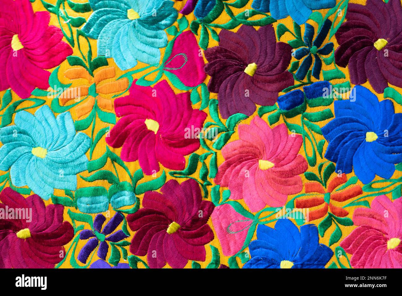 Handgefertigte Blumenkunst in Chiapas, farbenfrohe Blumen, sorgfältig genäht und leidenschaftliches mexikanisches Kunsthandwerk Stockfoto