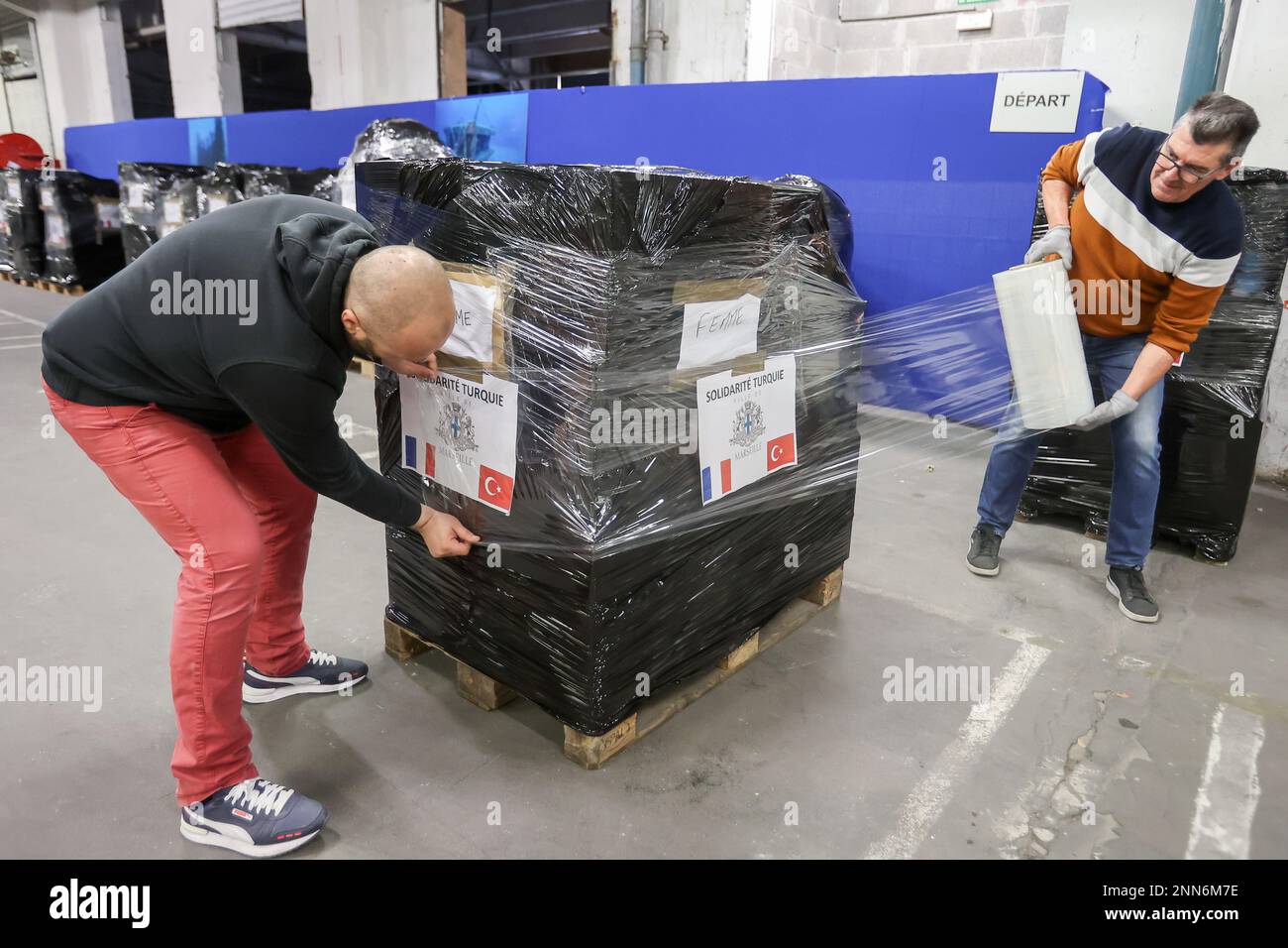 Marseille, Frankreich. 24. Februar 2023. Freiwillige bereiten eine Palette im Abgabebereich für Spenden für Erdbebenopfer vor. Die Stadt Marseille hat eine Logistikplattform eingerichtet, um Spenden für die Opfer des Erdbebens in der Türkei und Syrien zu sammeln. Die Leute sortieren und verpacken die gesammelten Spenden, bevor sie in die Türkei geschickt werden. Eine erste Lieferung von 30 m3 Stück wird Anfang März starten. (Foto: Denis Thaust/SOPA Images/Sipa USA) Guthaben: SIPA USA/Alamy Live News Stockfoto