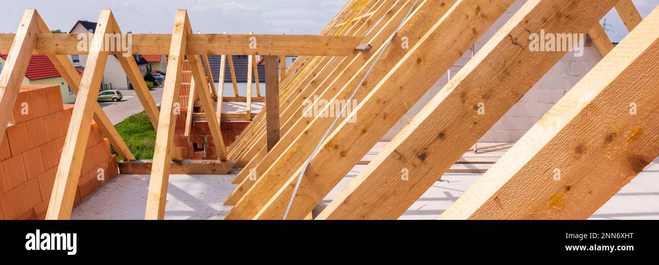 Dachstuhl im Bau eines neu erbauten Hauses Stockfoto