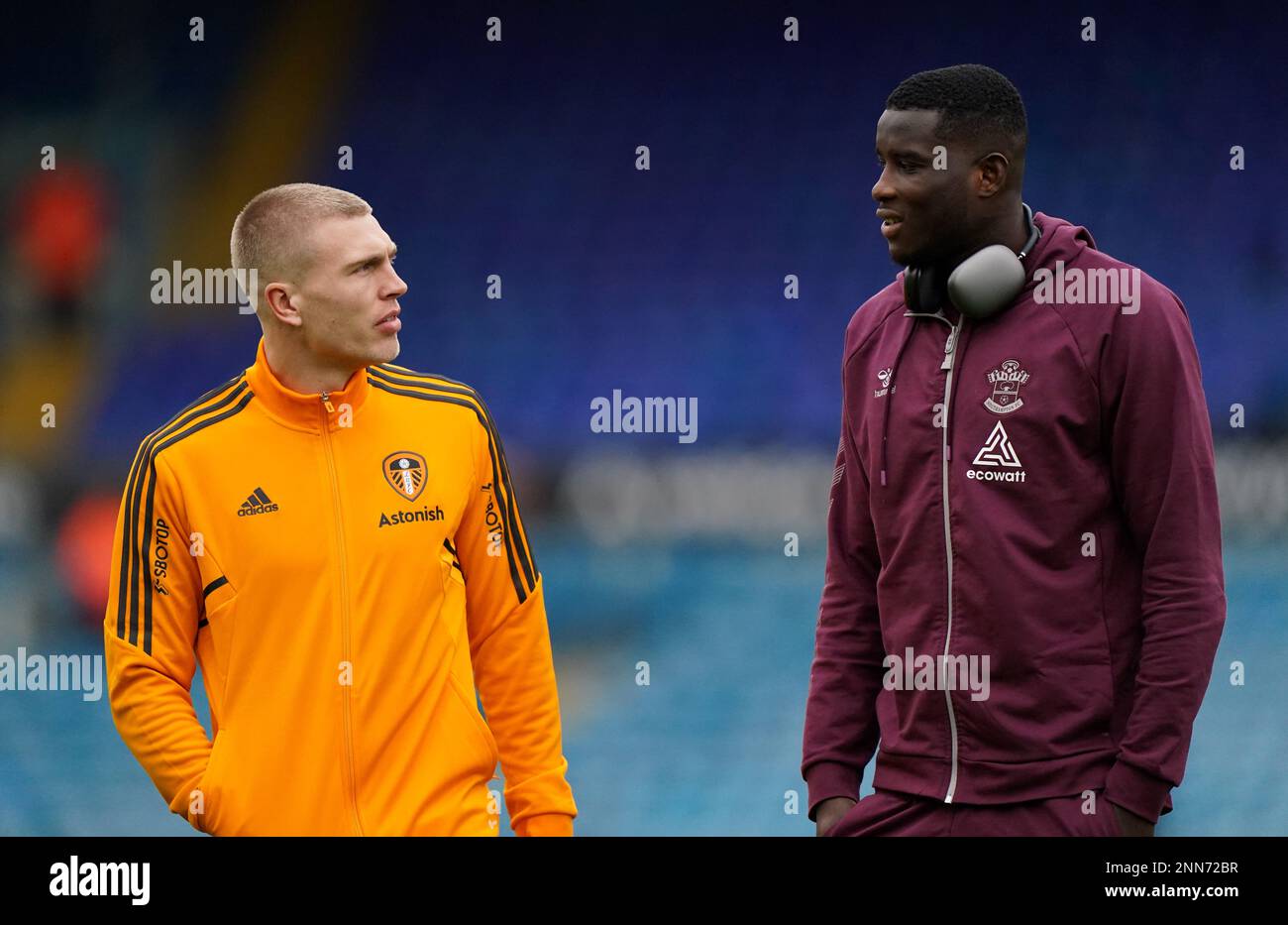 Rasmus Kristensen von Leeds United (links) spricht vor dem Premier League-Spiel in der Elland Road, Leeds, mit dem ehemaligen Teamkollegen Paul Onuachu aus Midtjylland Southampton. Foto: Samstag, 25. Februar 2023. Stockfoto