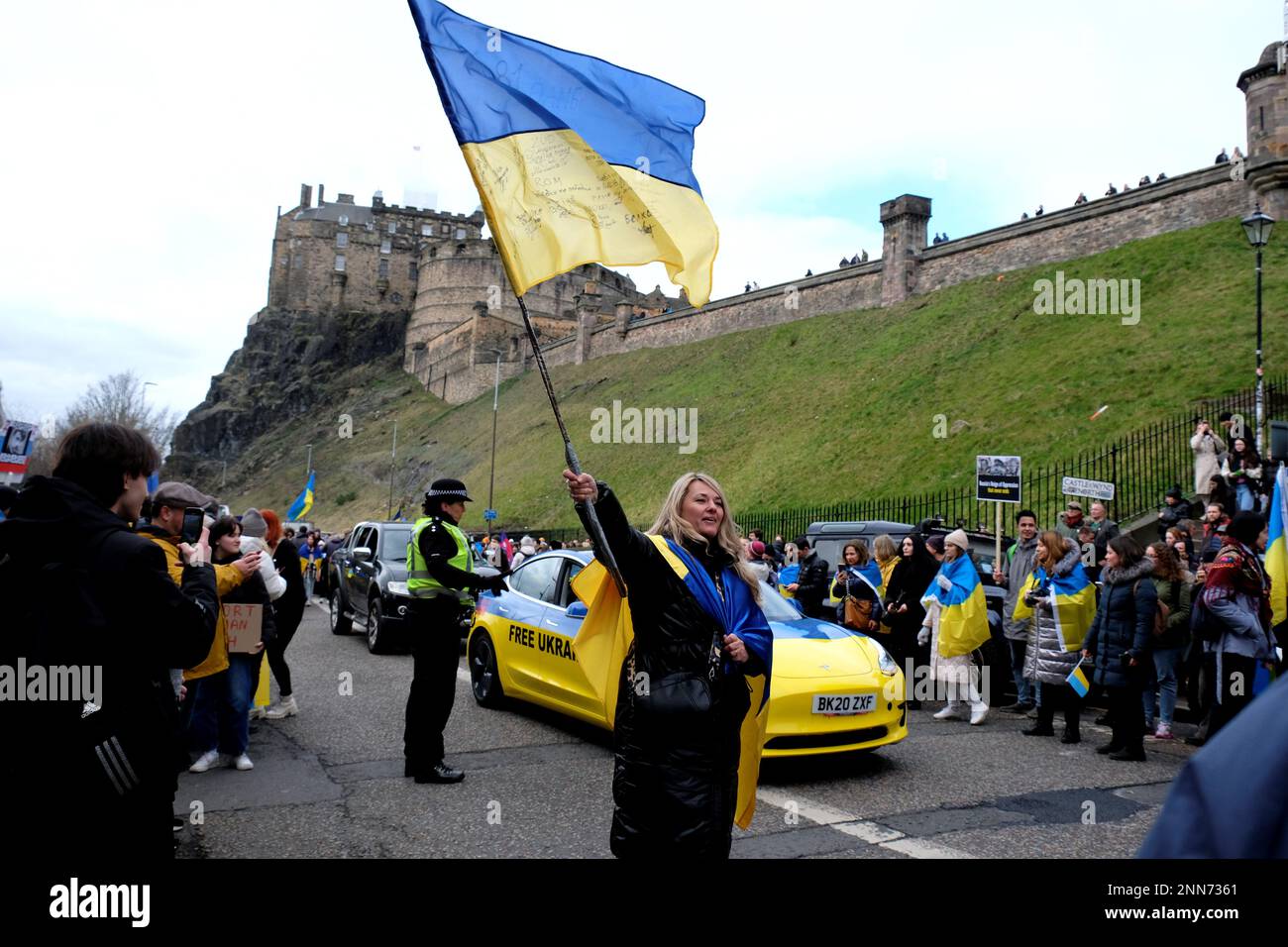 Edinburgh, Schottland, Großbritannien. 25. Februar 2023 Scotland Voice for Ukraine, märz und Rallye anlässlich des ersten Jahrestages der vollständigen Invasion der Ukraine durch Russland. Marschieren Sie von der Johnston Terrace mit Blick auf Edinburgh Castle und dann die Royal Mile hinunter nach Holyrood und zum schottischen parlament. Hier in Johnston Terrace mit Blick auf Edinburgh Castle. Er schwenkt mit der ukrainischen Flagge. Kredit: Craig Brown/Alamy Live News Stockfoto