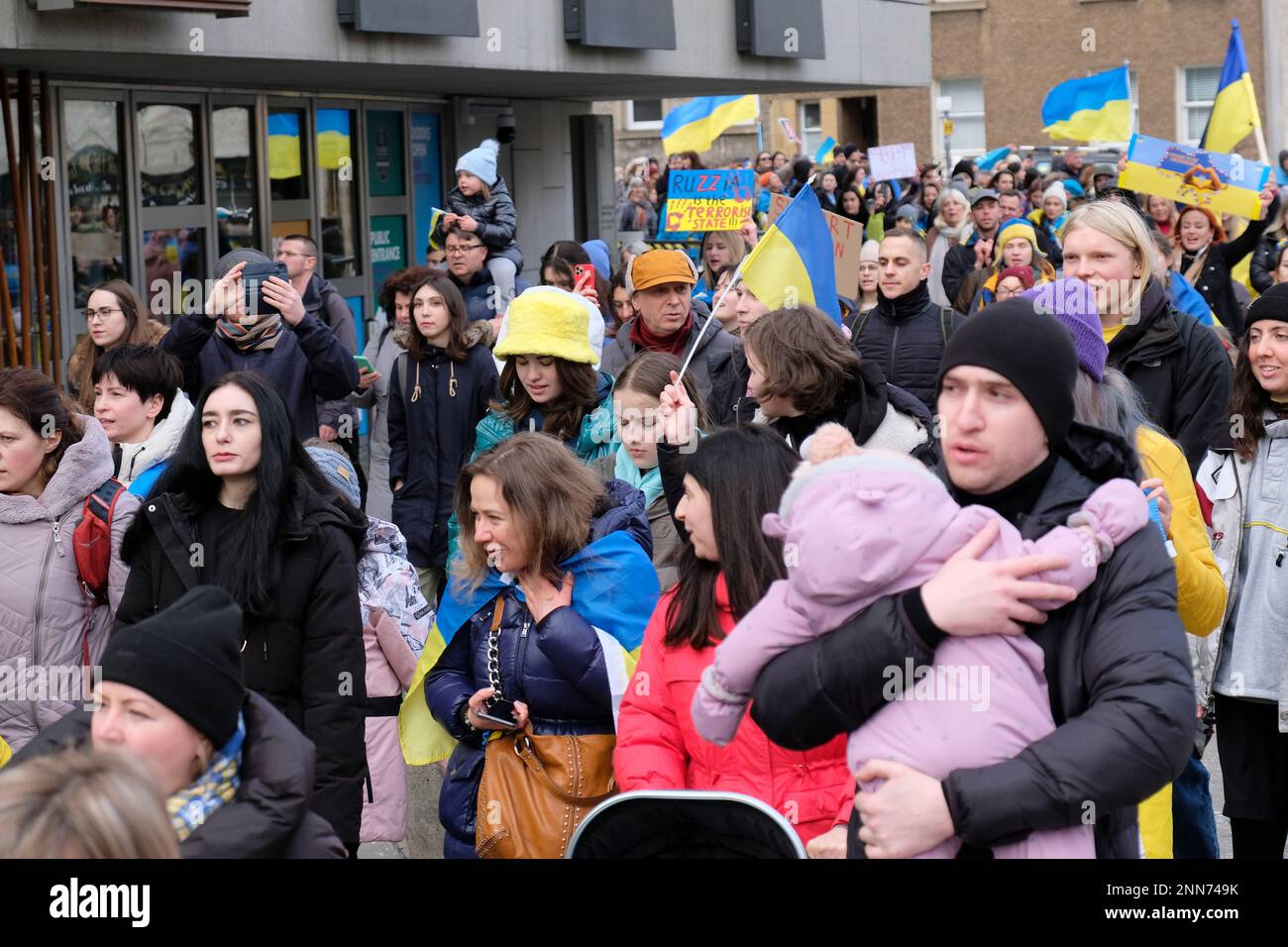 Edinburgh, Schottland, Großbritannien. 25. Februar 2023 Scotland Voice for Ukraine, märz und Rallye anlässlich des ersten Jahrestages der vollständigen Invasion der Ukraine durch Russland. Marschieren Sie von der Johnston Terrace mit Blick auf Edinburgh Castle und dann die Royal Mile hinunter nach Holyrood und zum schottischen parlament. Die Rallye bei Holyrood. Kredit: Craig Brown/Alamy Live News Stockfoto