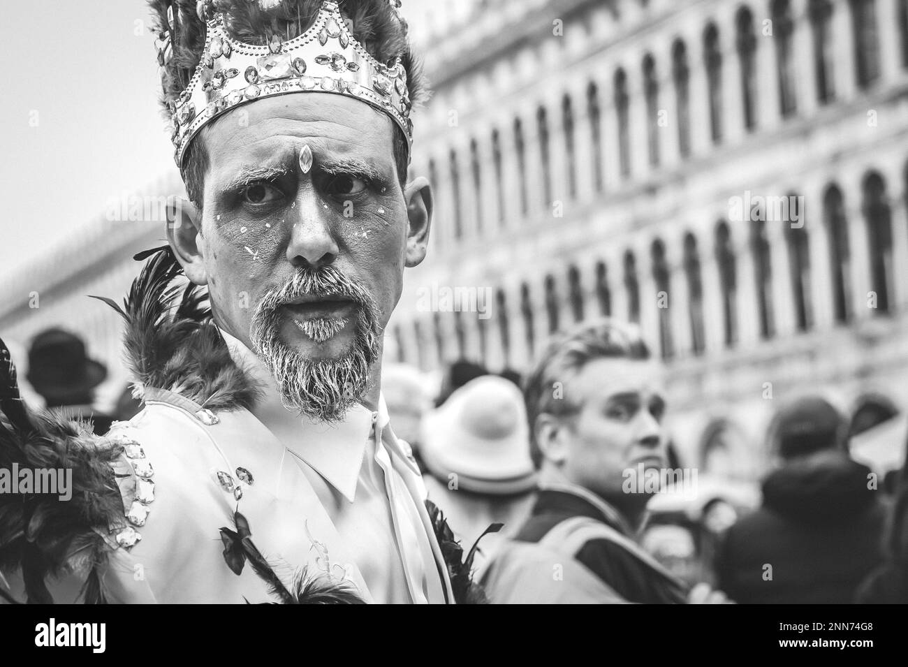 Porträt eines maskierten Karnevalsmannes in Venedig Stockfoto