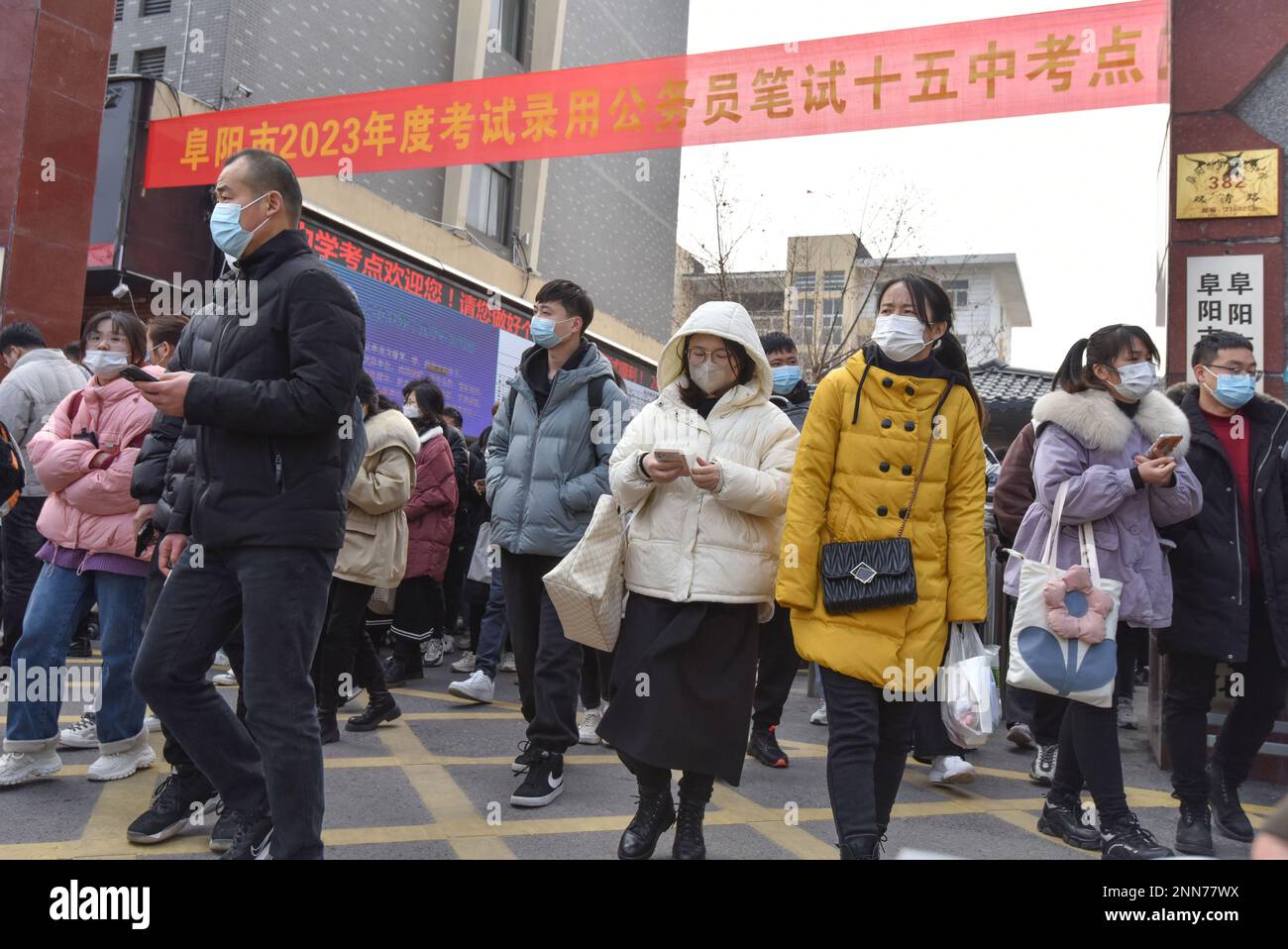 FUYANG, CHINA - 25. FEBRUAR 2023 - die Kandidaten verlassen die Prüfungshalle, nachdem sie den schriftlichen Test für die Einstellung von 2023 Beamten beendet haben Stockfoto