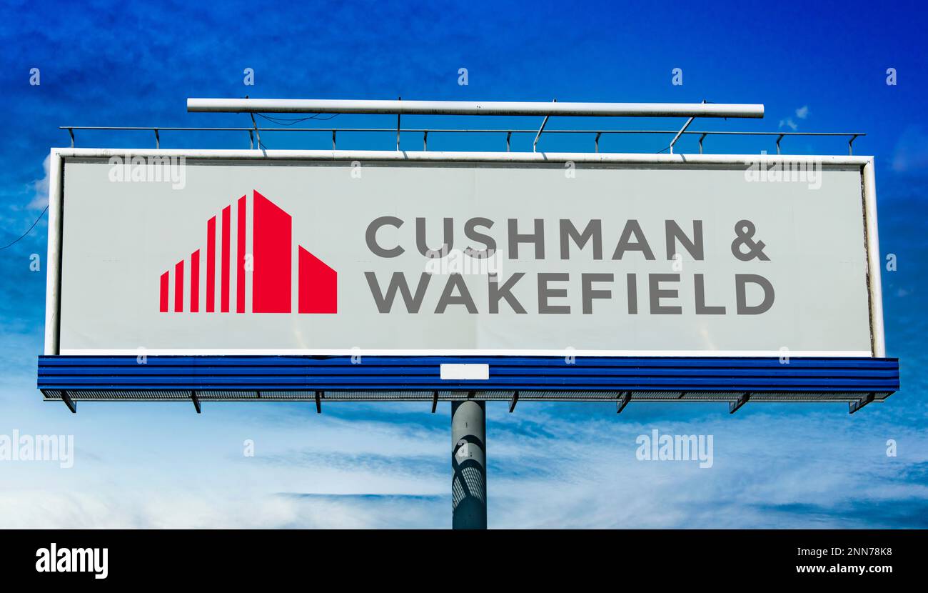 POZNAN, POL – 8. FEBRUAR 2023: Reklametafel mit Logo von Cushman und Wakefield, einem globalen gewerblichen Immobiliendienstleistungsunternehmen mit Sitz in Stockfoto