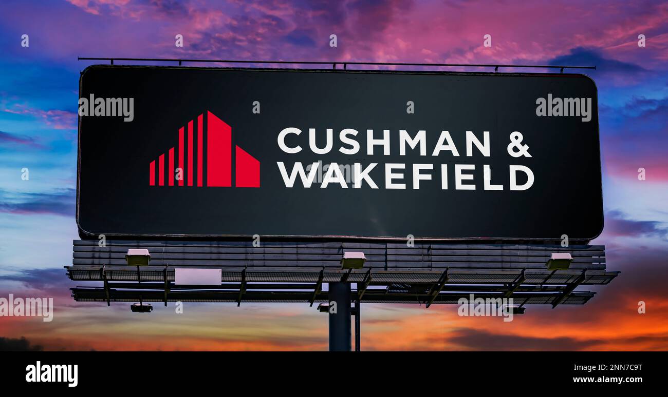 POZNAN, POL – 8. FEBRUAR 2023: Reklametafel mit Logo von Cushman und Wakefield, einem globalen gewerblichen Immobiliendienstleistungsunternehmen mit Sitz in Stockfoto