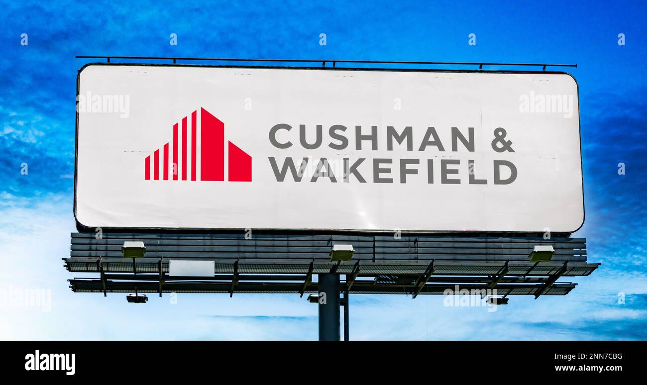 POZNAN, POL – 8. FEBRUAR 2023: Reklametafel mit Logo von Cushman und Wakefield, einem globalen gewerblichen Immobiliendienstleistungsunternehmen mit Sitz in Stockfoto
