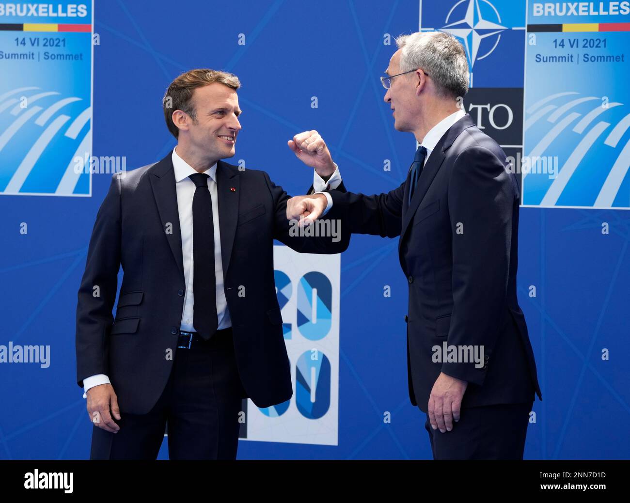 NATO Secretary General Jens Stoltenberg, right, greets French President Emmanuel Macron during arrivals for a NATO summit at NATO headquarters in Brussels, Monday, June 14, 2021. U.S. President Joe Biden is taking part in his first NATO summit, where the 30-nation alliance hopes to reaffirm its unity and discuss increasingly tense relations with China and Russia, as the organization pulls its troops out after 18 years in Afghanistan. (AP Photo/Francois Mori, Pool) Stockfoto