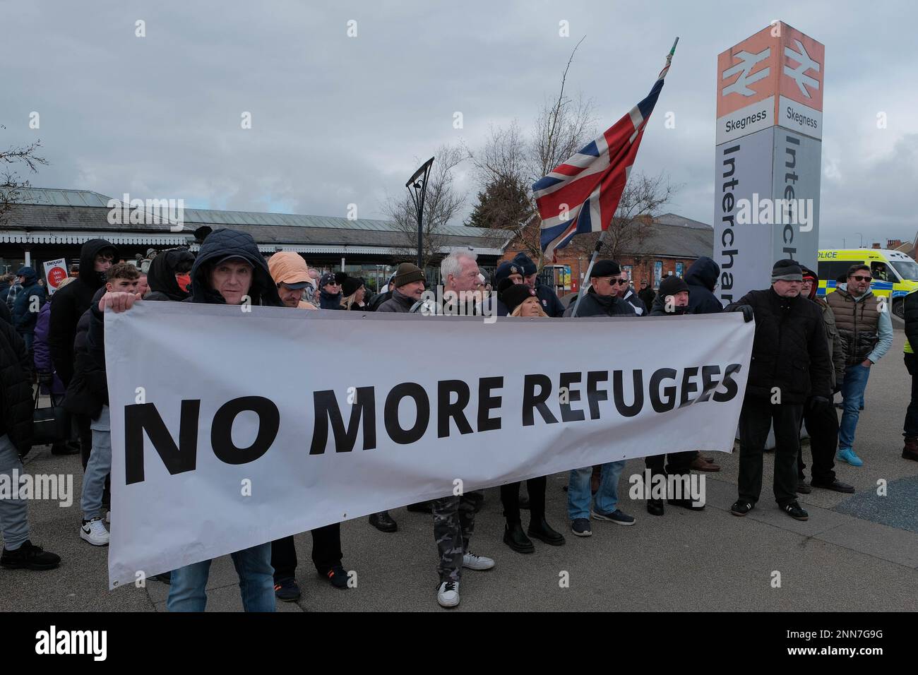 Tower Gardens, Skegness UK, 25. Februar 2023. Demonstranten marschieren vom Bahnhof in die Tower Gardens und demonstrieren gegen die Zahl der Asylbewerber, die in fünf Hotels am Meer untergebracht sind. Kredit: Mark Lear / Alamy Live News Stockfoto