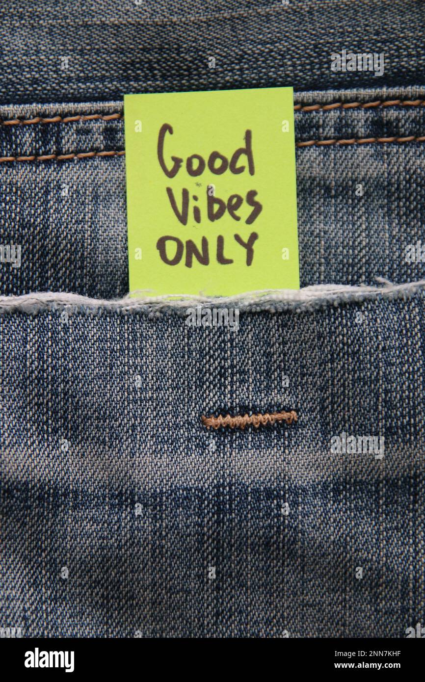 Gute Stimmung, nur Zitat. Motivationszitat auf einem Anhänger in einer Tasche aus Blue Jeans. Stockfoto
