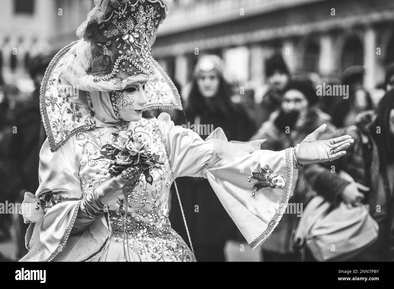 Karnevalsmaske in Venedig im Schwarzweißbild Stockfoto