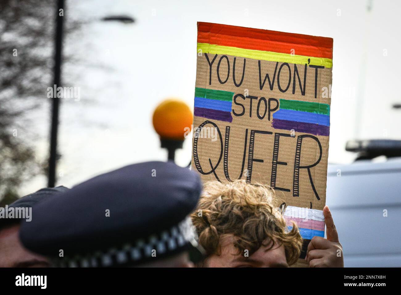 London, Großbritannien, 25. Februar 2023. Mehr als 500 Aktivisten aus „Stand Up to Racism“, LGBT-Gruppen und der lokalen Gemeinschaft haben eine Kundgebung organisiert, um eine Geschichtenerzählung mit Drag Queen „That Girl“ im Honor Oak Pub im Südosten Londons zu unterstützen. Mit dem Ziel, einem kleineren Protest von etwa 20-30 Aktivisten aus dem "Turning Point UK" entgegenzuwirken, an dem der prominente rechte Kommentator Calvin Robinson teilnahm. Zusammenstöße zwischen den lautstarken Anhängern des rechten und linken Flügels haben zu einer starken Polizeipräsenz geführt. Das Geschichtenerzählen verlief wie geplant und die Sicherheit wurde verschärft. Stockfoto