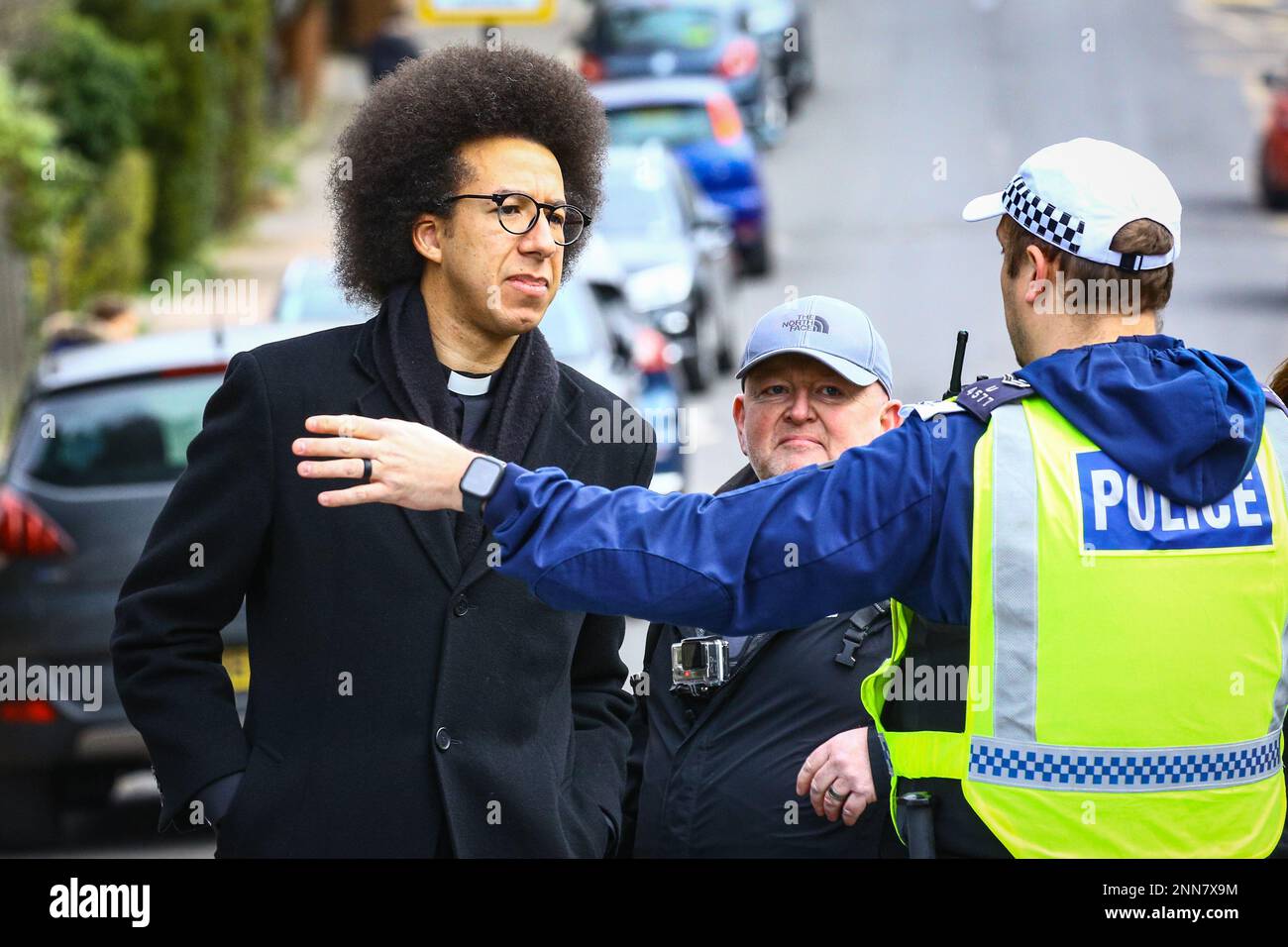 London, Großbritannien, 25. Februar 2023. Calvin Robinson spricht mit der Presse. Mehr als 500 Aktivisten aus „Stand Up to Racism“, LGBT-Gruppen und der lokalen Gemeinschaft haben eine Kundgebung organisiert, um eine Geschichtenerzählung mit Drag Queen „That Girl“ im Honor Oak Pub im Südosten Londons zu unterstützen. Mit dem Ziel, einem kleineren Protest von etwa 20-30 Aktivisten aus dem "Turning Point UK" entgegenzuwirken, an dem der prominente rechte Kommentator Calvin Robinson teilnahm. Zusammenstöße zwischen den lautstarken Anhängern des rechten und linken Flügels haben zu einer starken Polizeipräsenz geführt. Das Geschichtenerzählen verlief wie geplant und die Sicherheit wurde verschärft. Stockfoto