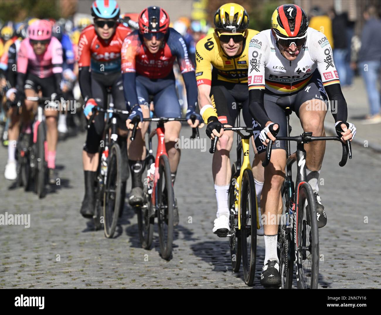 Deutscher Nils Politt von Bora-Hansgrohe in Aktion während der 78. Ausgabe des eintägigen Radrennens Omloop Het Nieuwsblad für Männer, 207,3 km von Gent nach Ninove, Samstag, 25. Februar 2023. BELGA FOTOPOOL NICO VEREECKE Stockfoto