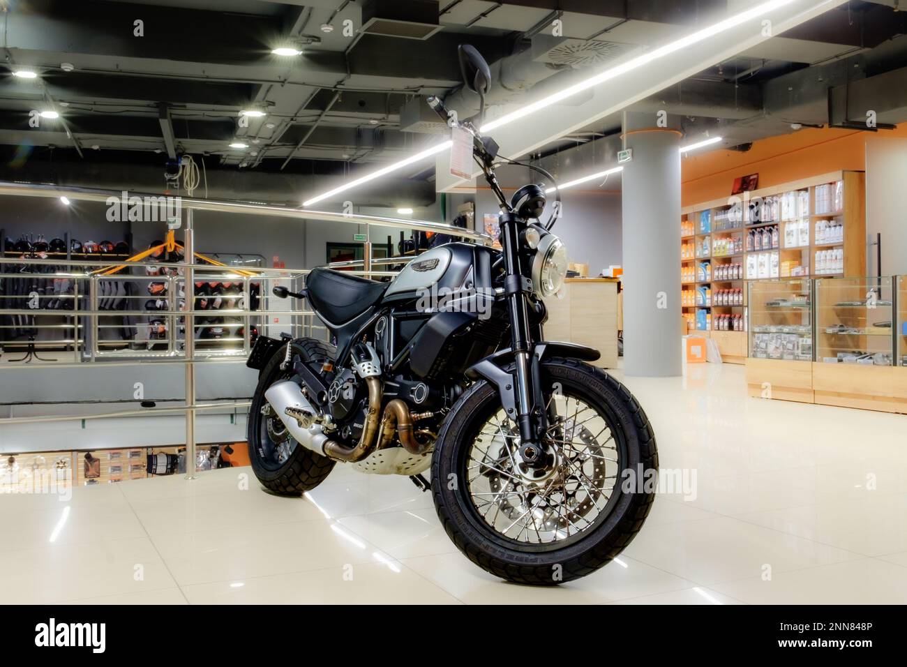 Minsk, Weißrussland - 06. Juni 2022: Schwarzes Ducati Scrambler-Motorrad im Shop Stockfoto