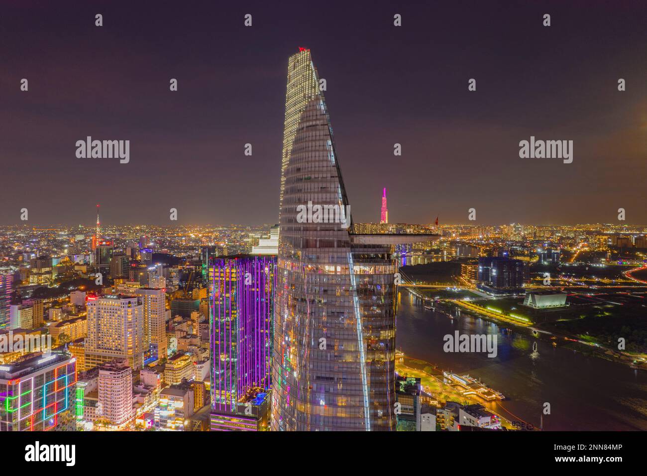 Ho-Chi-Minh-Stadt, Vietnam - 5. Februar 2023: Blick auf Distrikt 1, Ho-Chi-Minh-Stadt, Vietnam bei Sonnenuntergang Stockfoto