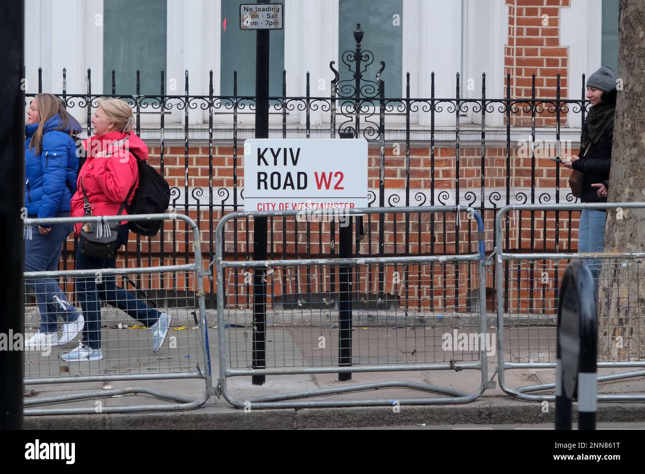 Notting Hill Gate, London, Großbritannien. 25. Februar 2023 Der Abschnitt der Bayswater Road gegenüber dem russischen Konsulat wird in Kyiv Road umbenannt. Kredit: Matthew Chattle/Alamy Live News Stockfoto