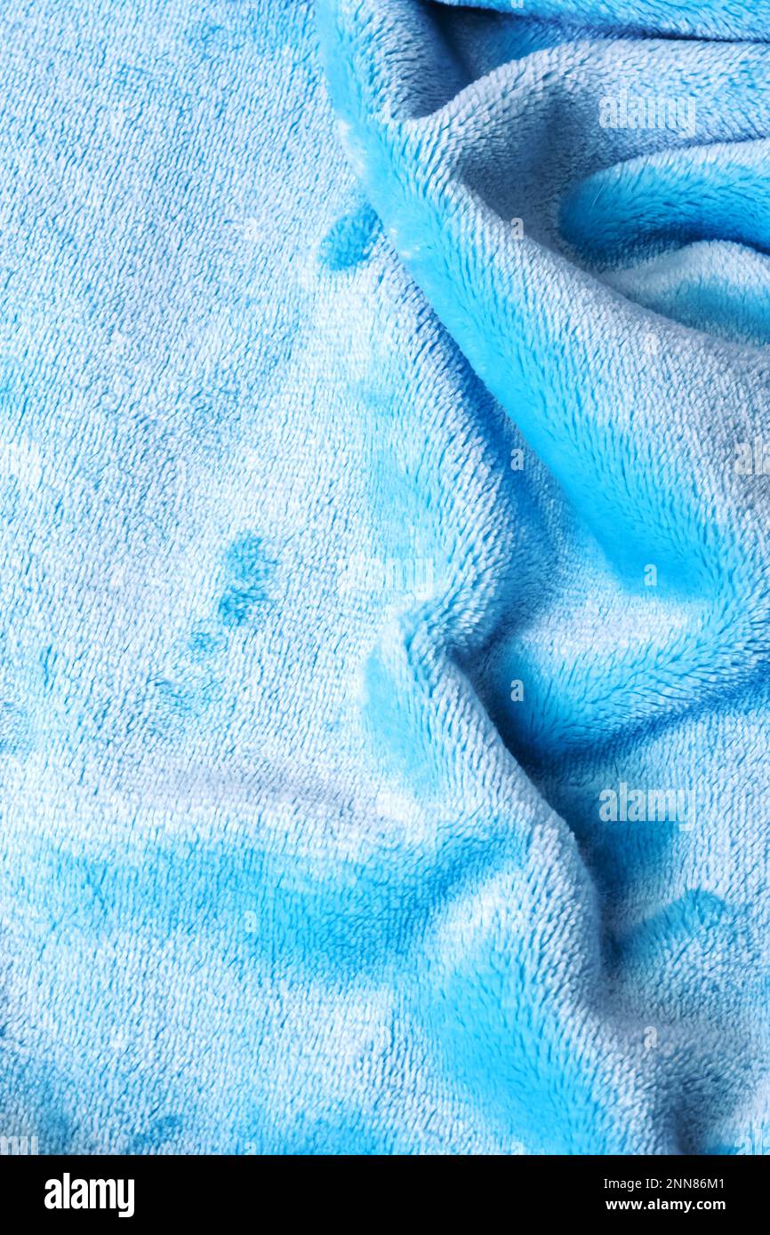 Falten auf blauem Samtmaterial Nahaufnahme, Hintergrund oder Textur Stockfoto