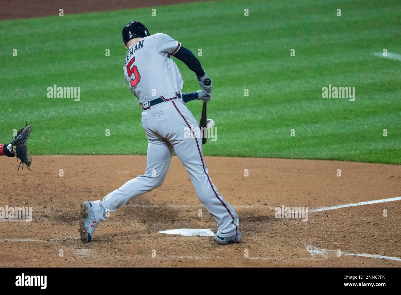 PHILADELPHIA, PA - JUNE 08: Atlanta Braves First Baseman Freddie Freeman (5) hits a single during the fifth inning of a Major League Baseball game between the Atlanta Braves and the Philadelphia Phillies on June 8, 2021, at Citizens Bank Park in Philadelphia, PA. (Photo by Gregory Fisher/Icon Sportswire) (Icon Sportswire via AP Images) Stockfoto