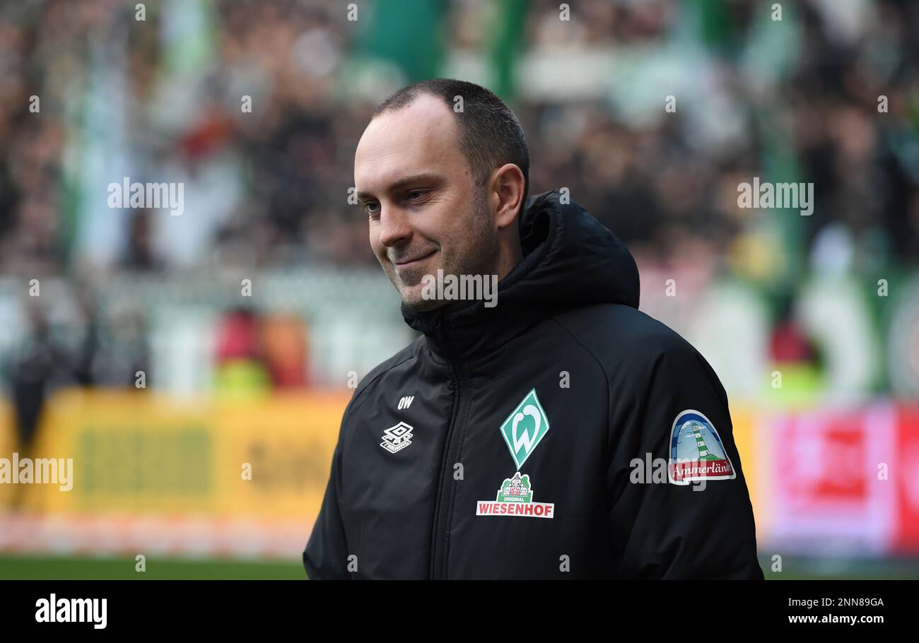 Deutschland. 25. Februar 2023. Bremen, Deutschland. 25. Februar 2023. Fußball: Bundesliga, Werder Bremen - VfL Bochum, Matchday 22, Wohninvest Weserstadion. Werders Coach Ole Werner geht zu einem Interview. Kredit: Carmen Jaspersen/dpa - WICHTIGER HINWEIS: Gemäß den Anforderungen der DFL Deutsche Fußball Liga und des DFB Deutscher Fußball-Bund ist es verboten, im Stadion aufgenommene Fotos und/oder das Spiel in Form von Sequenzbildern und/oder videoähnlichen Fotoserien zu verwenden oder verwenden zu lassen./dpa/Alamy Live News Credit: dpa Picture Alliance/Alamy Live News Stockfoto